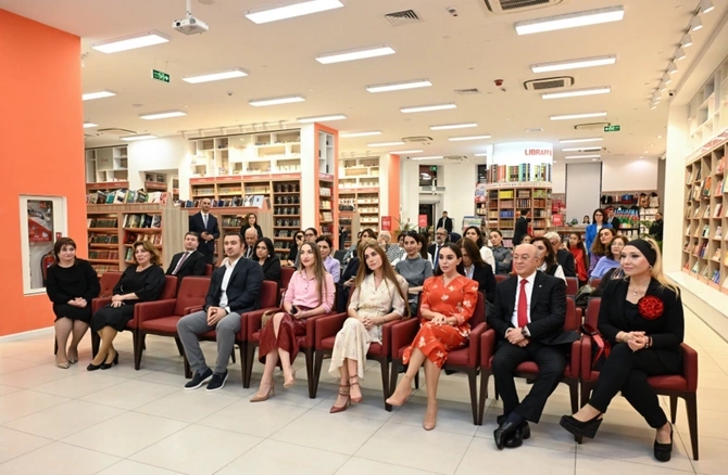 Azərbaycan dilini öyrənirik kitabının təqdimat mərasimi olub — FOTOLAR Azərbaycan dilini öyrənirik kitabının təqdimat mərasimi olub — FOTOLAR