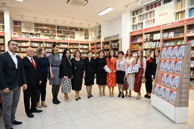 Azərbaycan dilini öyrənirik kitabının təqdimat mərasimi olub — FOTOLAR Azərbaycan dilini öyrənirik kitabının təqdimat mərasimi olub — FOTOLAR