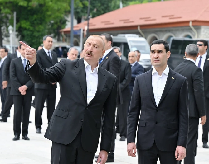 İlham Əliyev və Sərdar Berdiməhəmmədov Şuşada tanınmış şəxsiyyətlərin güllələnmiş büstlərinə baxıblar — FOTOLAR