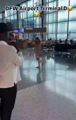 Çılpaq qadın hava limanında qələmlə insanlara hücum etdi — FOTOLAR