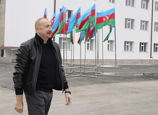 İlham Əliyev Ağdərə şəhərinin Baş planı ilə tanış oldu — FOTOLAR
