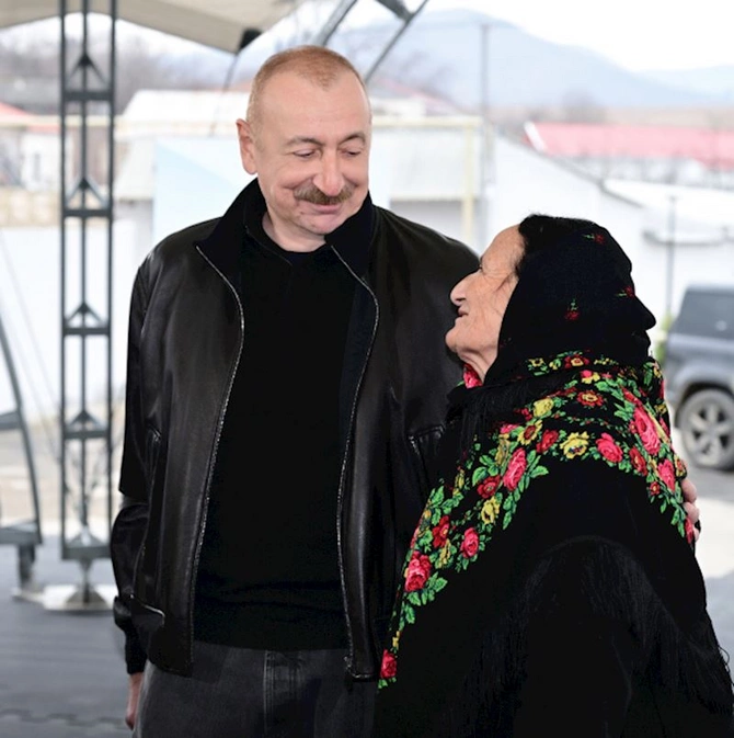 İlham Əliyev Ağdərədə Aşağı Oratağ, Çıldıran, Heyvalı və Çapar kəndlərinin sakinləri ilə görüşüb — FOTOLAR İlham Əliyev Ağdərədə Aşağı Oratağ, Çıldıran, Heyvalı və Çapar kəndlərinin sakinləri ilə görüşüb — FOTOLAR