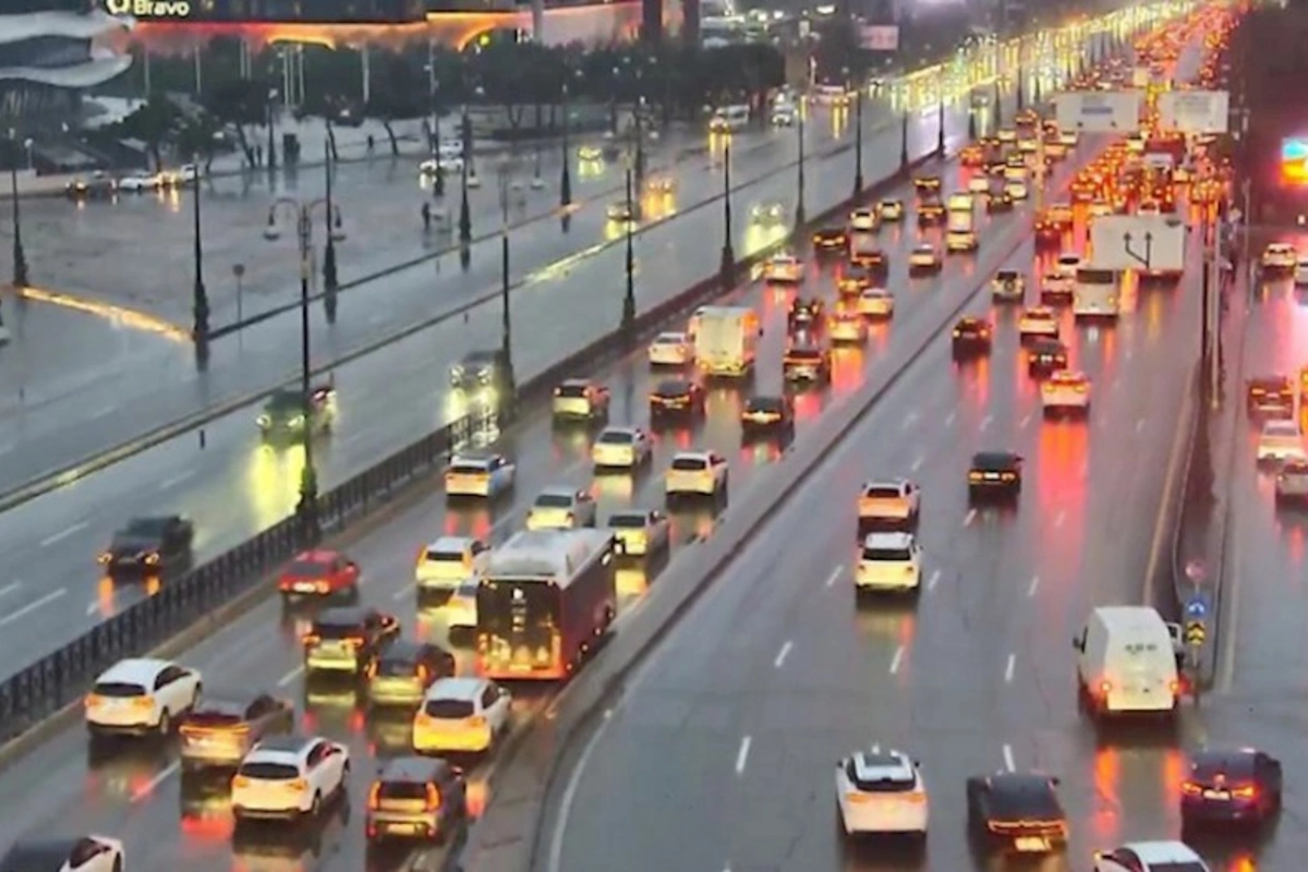 Həftənin ilk günü paytaxtın bir sıra yollarında sıxlıq yaranıb