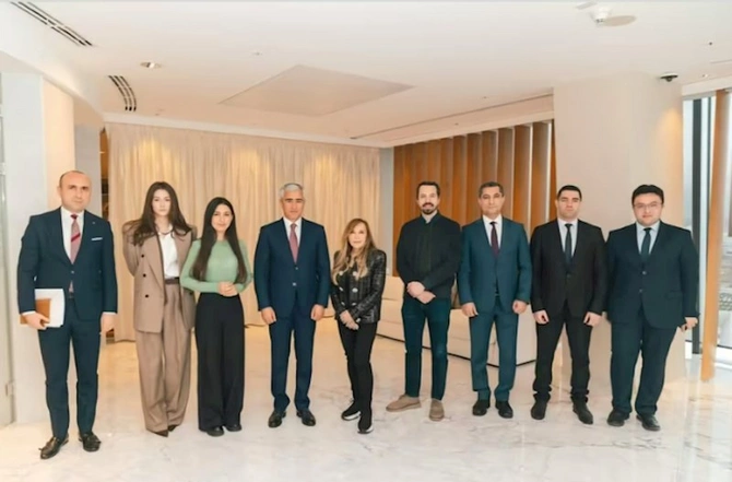 Anar Ələkbərov tanınmış amerikalı heykəltaraşla görüşdü — FOTOLAR Anar Ələkbərov tanınmış amerikalı heykəltaraşla görüşdü — FOTOLAR