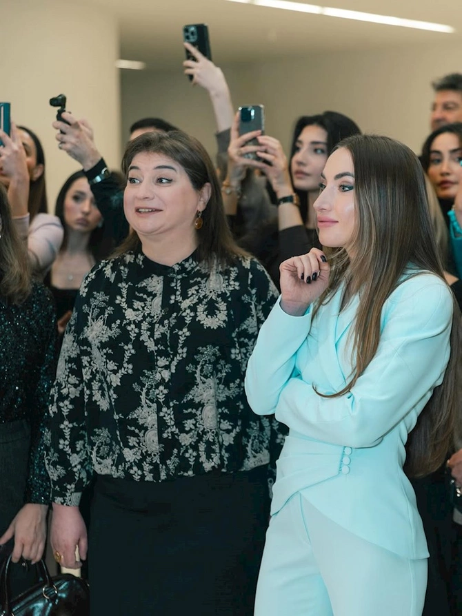 Alyona Əliyeva Kerol Förmenin sərgisindən paylaşım etdi — FOTO