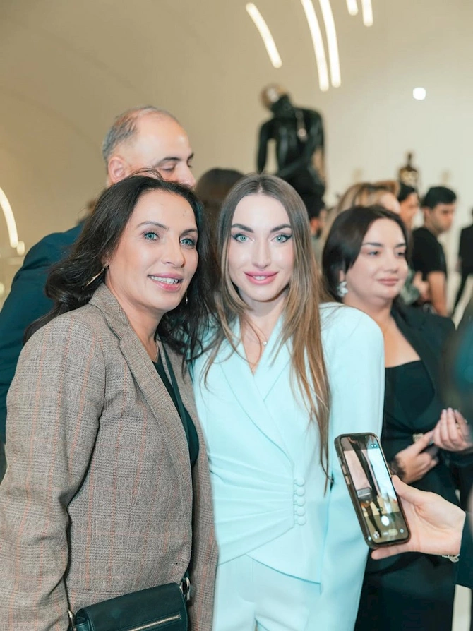 Alyona Əliyeva Kerol Förmenin sərgisindən paylaşım etdi — FOTO