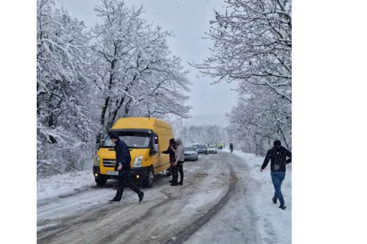 Sürücülərin NƏZƏRİNƏ: Ağsu aşırımında nəqliyyatın hərəkətində çətinliklər yaranıb
