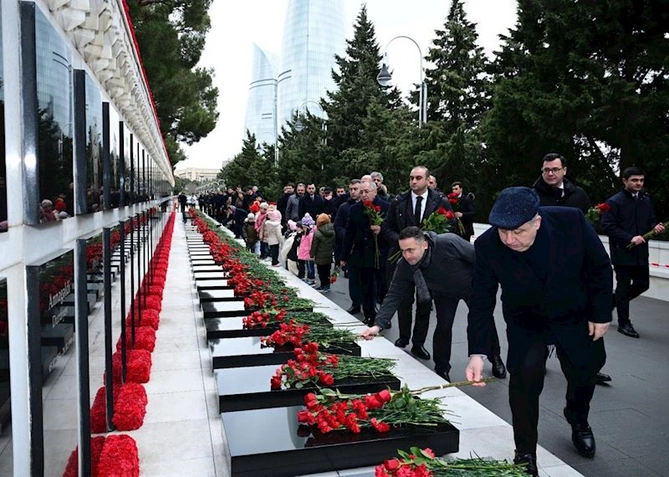 Mədəniyyət Nazirliyi kollektivi Şəhidlər xiyabanını ziyarət etdi — FOTOLAR