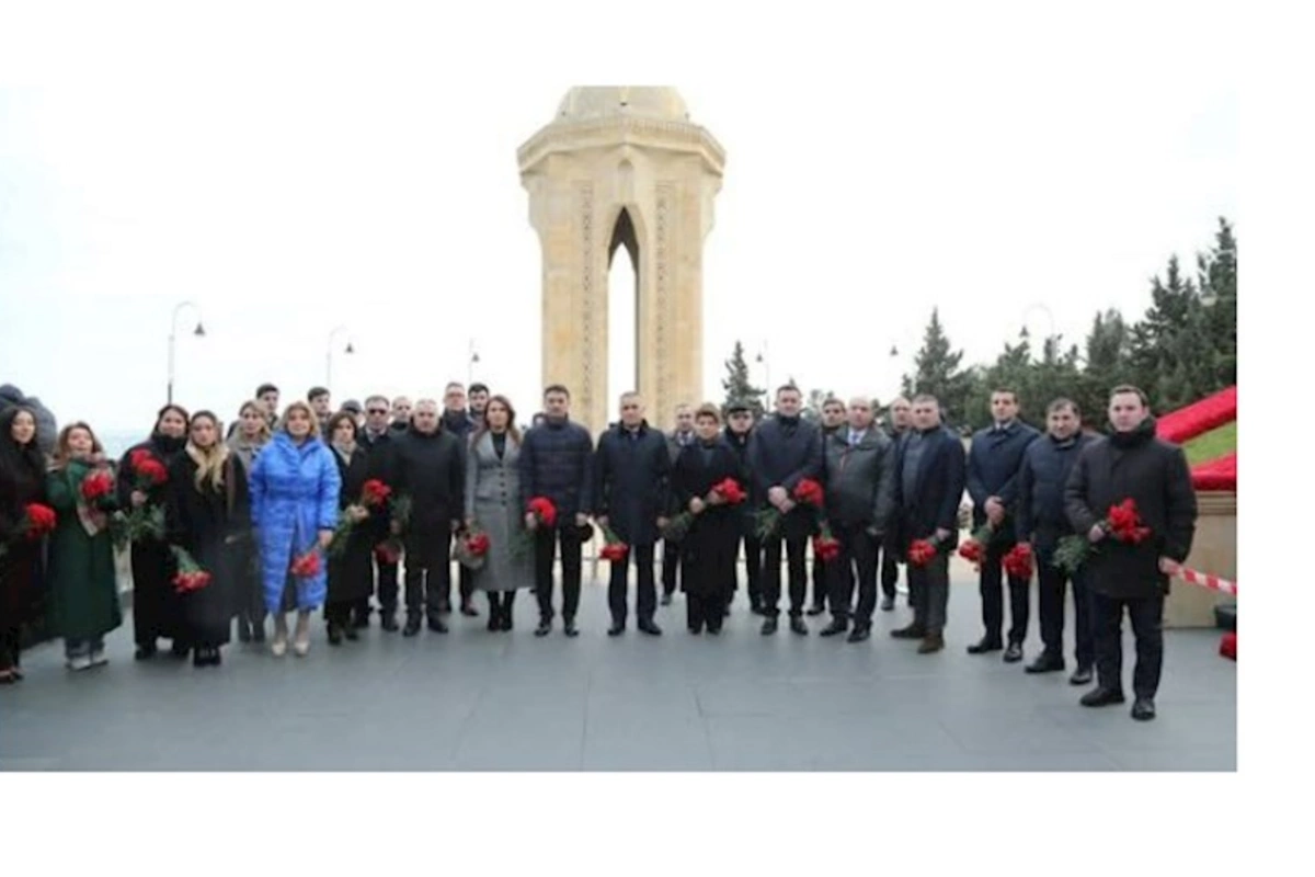 Veysəloğlu Şirkətlər Qrupunun rəhbər heyəti Şəhidlər Xiyabanını ziyarət edib — FOTOLAR