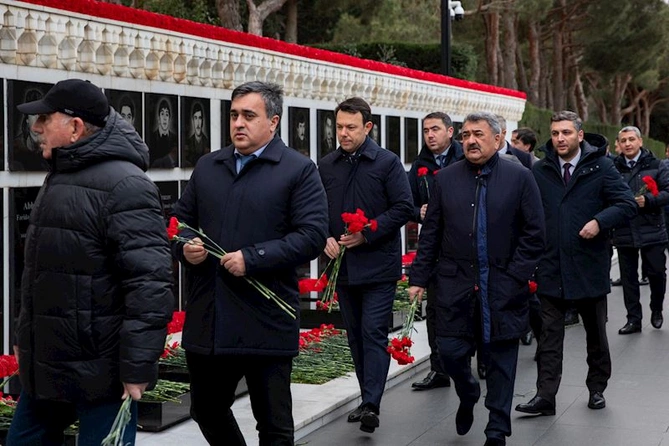 ADY rəhbərliyi Şəhidlər xiyabanını ziyarət etdi — FOTOLAR ADY rəhbərliyi Şəhidlər xiyabanını ziyarət etdi — FOTOLAR