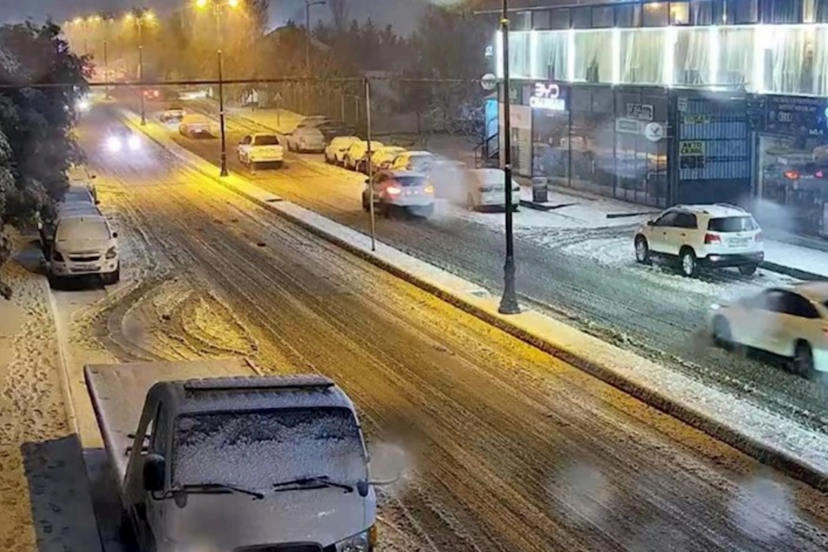 DİN: Paytaxtda bəzi küçələrdə nəqliyyatın hərəkəti çətinləşib (FOTOLAR)