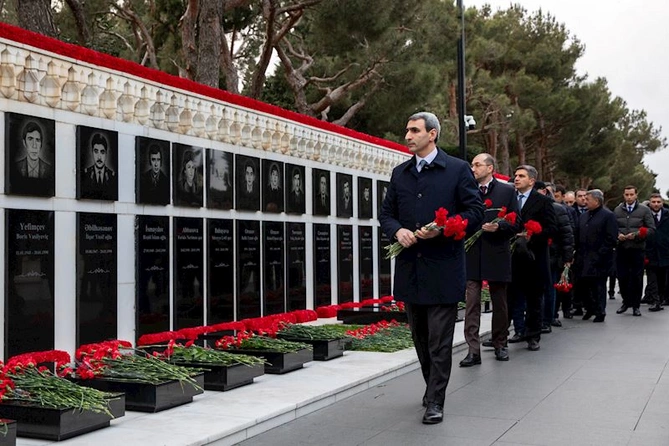 ADY rəhbərliyi Şəhidlər xiyabanını ziyarət etdi — FOTOLAR ADY rəhbərliyi Şəhidlər xiyabanını ziyarət etdi — FOTOLAR