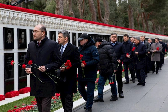 ADY rəhbərliyi Şəhidlər xiyabanını ziyarət etdi — FOTOLAR ADY rəhbərliyi Şəhidlər xiyabanını ziyarət etdi — FOTOLAR