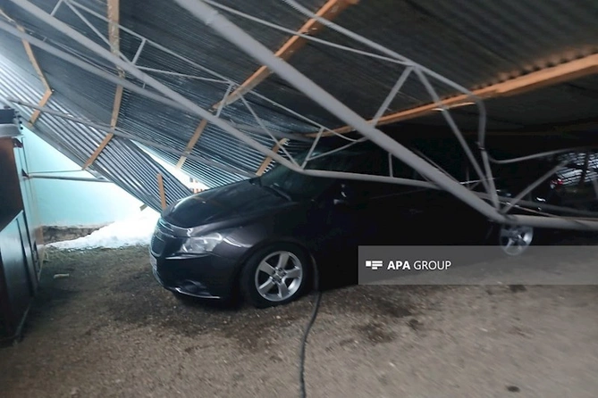 Qazaxda qara görə evin talvar çöktü, Chevroletlər əzildi — FOTOLAR