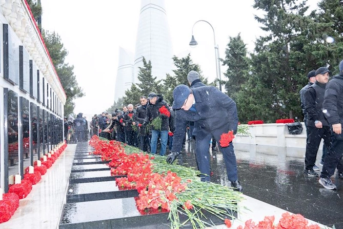 ETSN kollektivi Şəhidlər xiyabanını ziyarət etdi — FOTOLAR