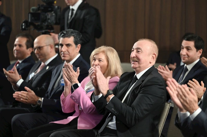 Prezident Azərbaycan rəhbərliyi ilə səhər yeməyi adlı tədbirdə iştirak etdi — FOTOLAR Prezident Azərbaycan rəhbərliyi ilə səhər yeməyi adlı tədbirdə iştirak etdi — FOTOLAR