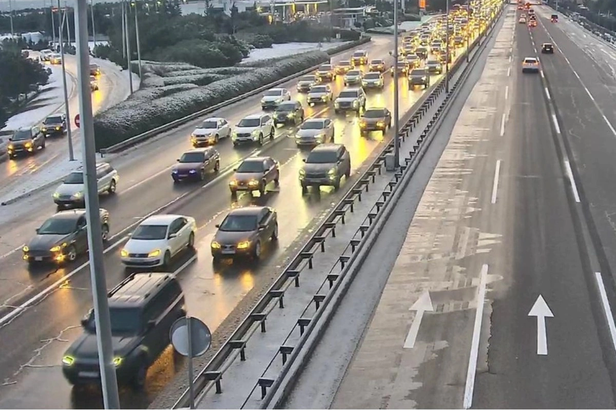 Aeroport yolu buz bağlayıb — Nəqliyyatın hərəkəti çətinləşib