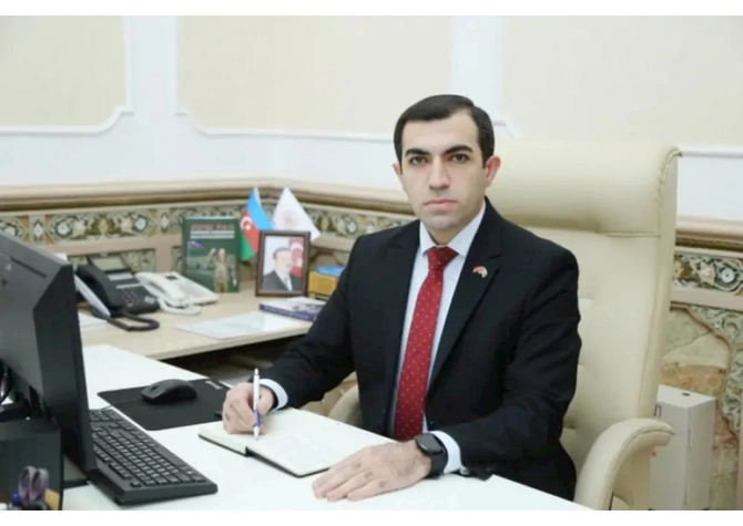 Çətir tutan şəxs işdən ÇIXARILDI — FOTO Çətir tutan şəxs işdən ÇIXARILDI — FOTO