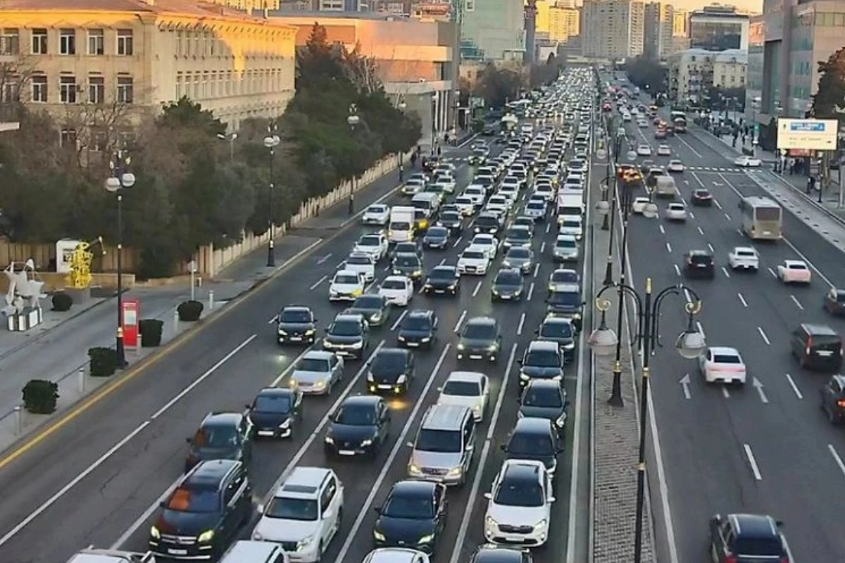 Bakıda 18 istiqamətdə tıxac müşahidə olunur