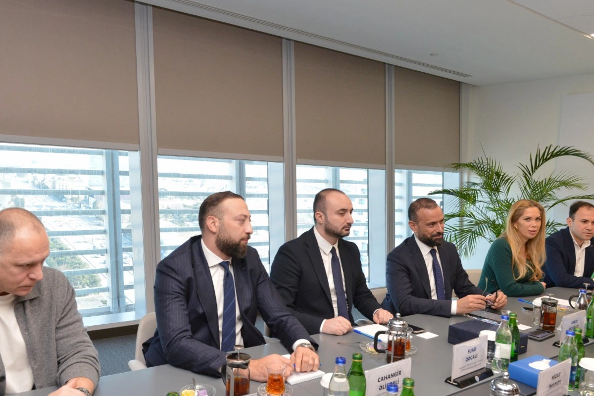 Dövlət Vergi Xidmətində Pərakəndə Geyim İdxalçıları Assosiasiyası ilə görüş keçirildi — FOTOLAR