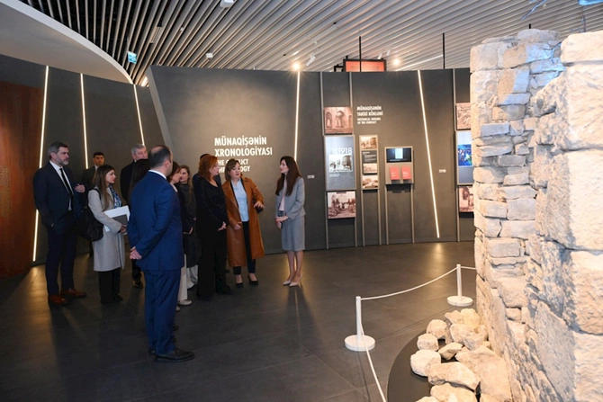 Bakıda Zəfər muzeyini ziyarət etdi — FOTOLAR Bakıda Zəfər muzeyini ziyarət etdi — FOTOLAR
