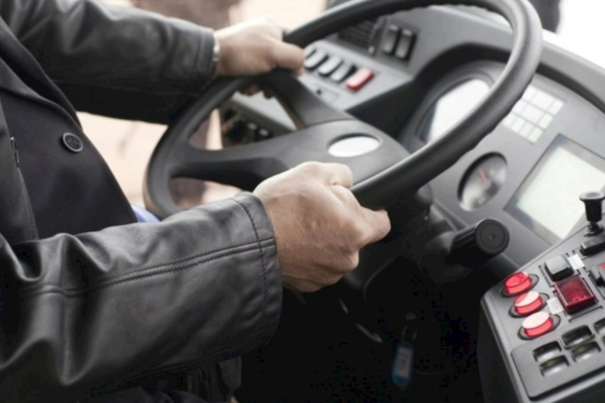 Avtobus sürücüsü küçədə döyüldü