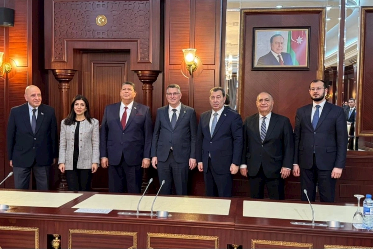 İsrailin xarici işlər naziri Milli Məclisin deputatları ilə görüşdü — FOTO