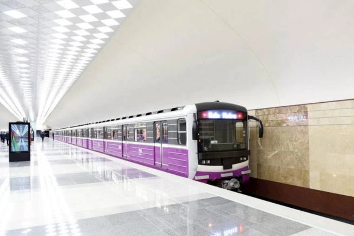 Metroda kişi qatar yoluna tullanıb
