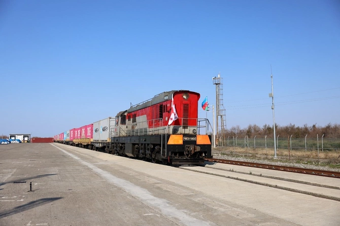 Ekspres blok-qatarı Potidən Bakıya yola salındı — FOTOLAR Ekspres blok-qatarı Potidən Bakıya yola salındı — FOTOLAR