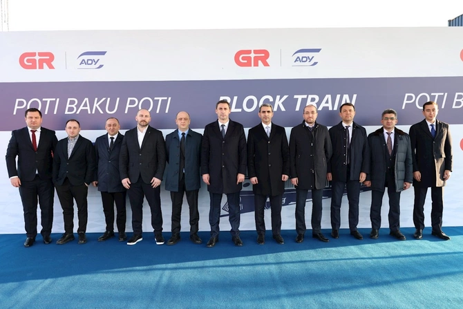 Ekspres blok-qatarı Potidən Bakıya yola salındı — FOTOLAR Ekspres blok-qatarı Potidən Bakıya yola salındı — FOTOLAR