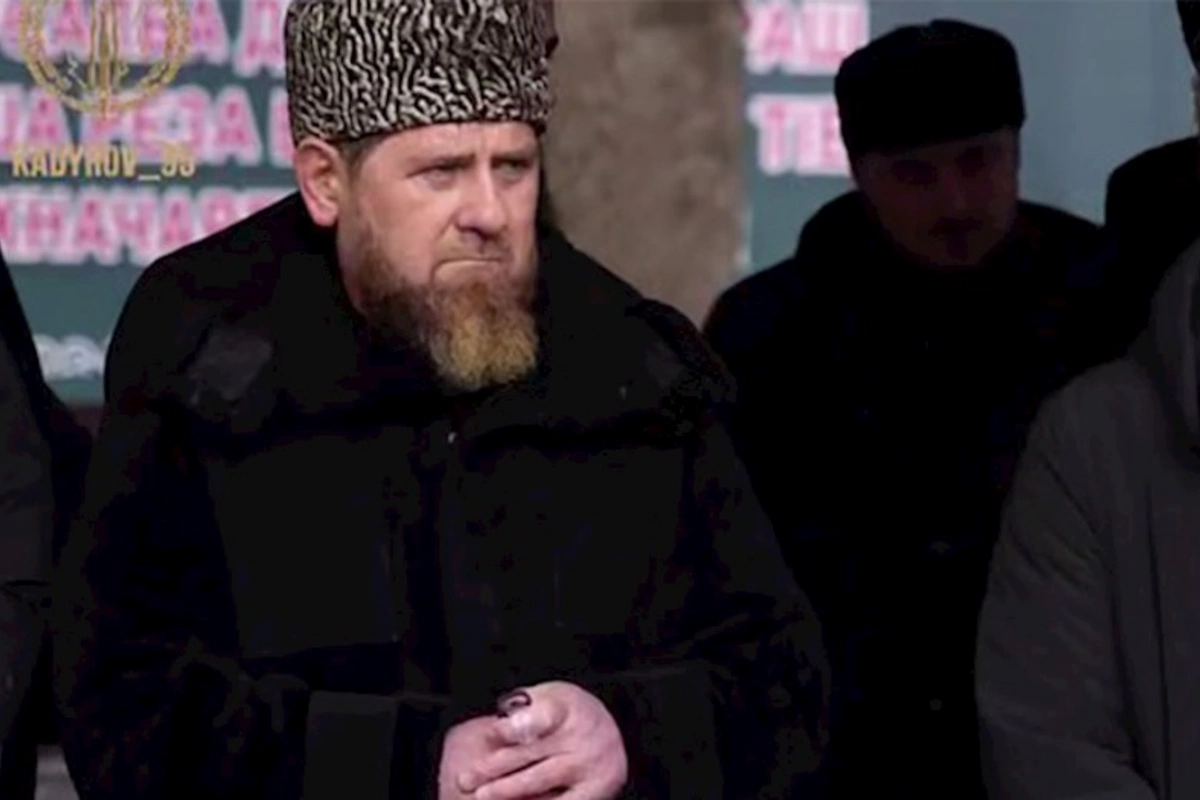 Ramzan Kadırov ictimaiyyət qarşısına əsa ilə çıxdı