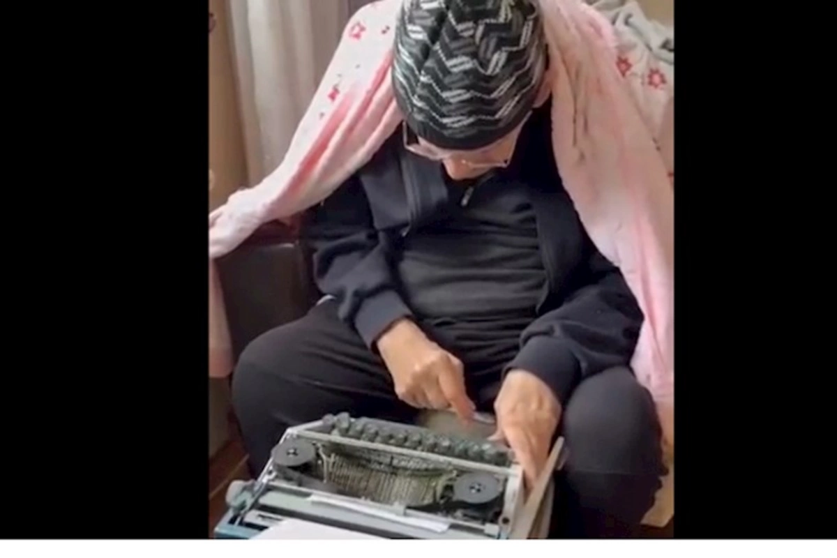 94 yaşlı şairin makina videosu: o, nə yazırmış