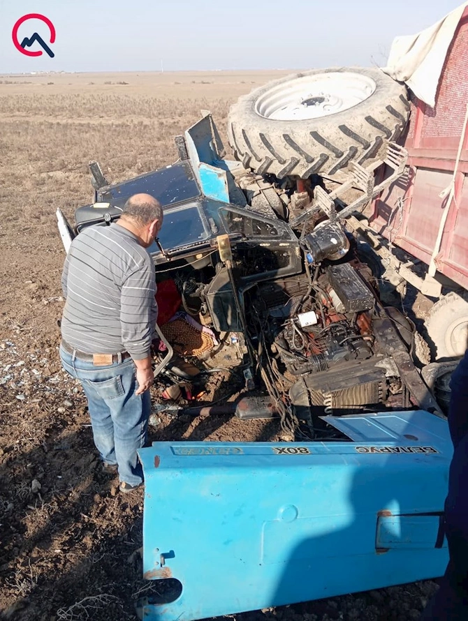 Qarşısına inək çıxan traktor aşdı — FOTO Qarşısına inək çıxan traktor aşdı — FOTO