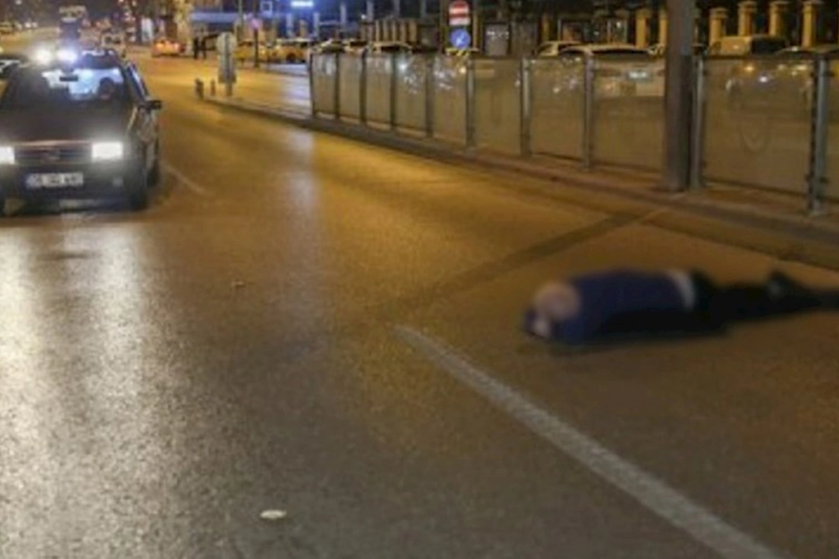 Bakıda maşın yolda uzanmış oğlanın üstündən keçdi