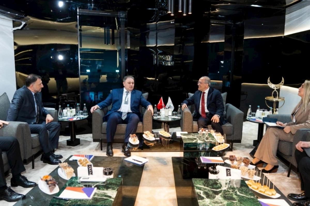 Vüqar Mustafayev “World Defence Show 2026” sərgisində bir sıra görüşlər keçirib — FOTOLAR