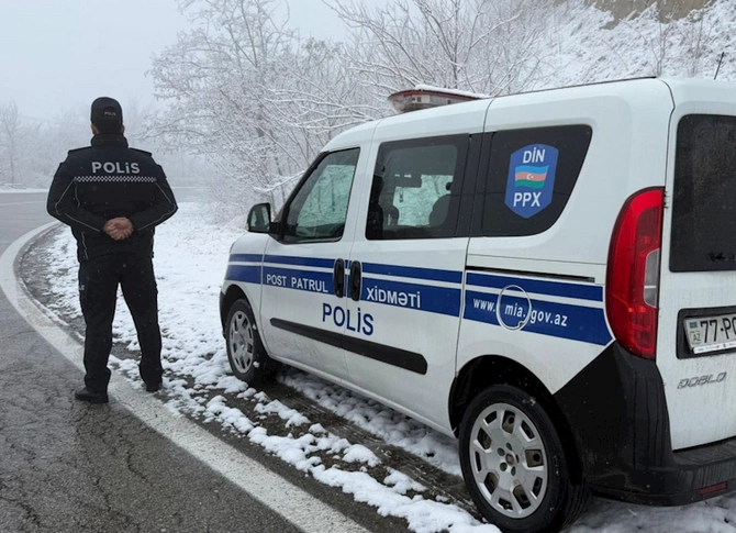 Qarlı hava şəraitinə görə polis hərəkətə keçdi — FOTOLAR Qarlı hava şəraitinə görə polis hərəkətə keçdi — FOTOLAR