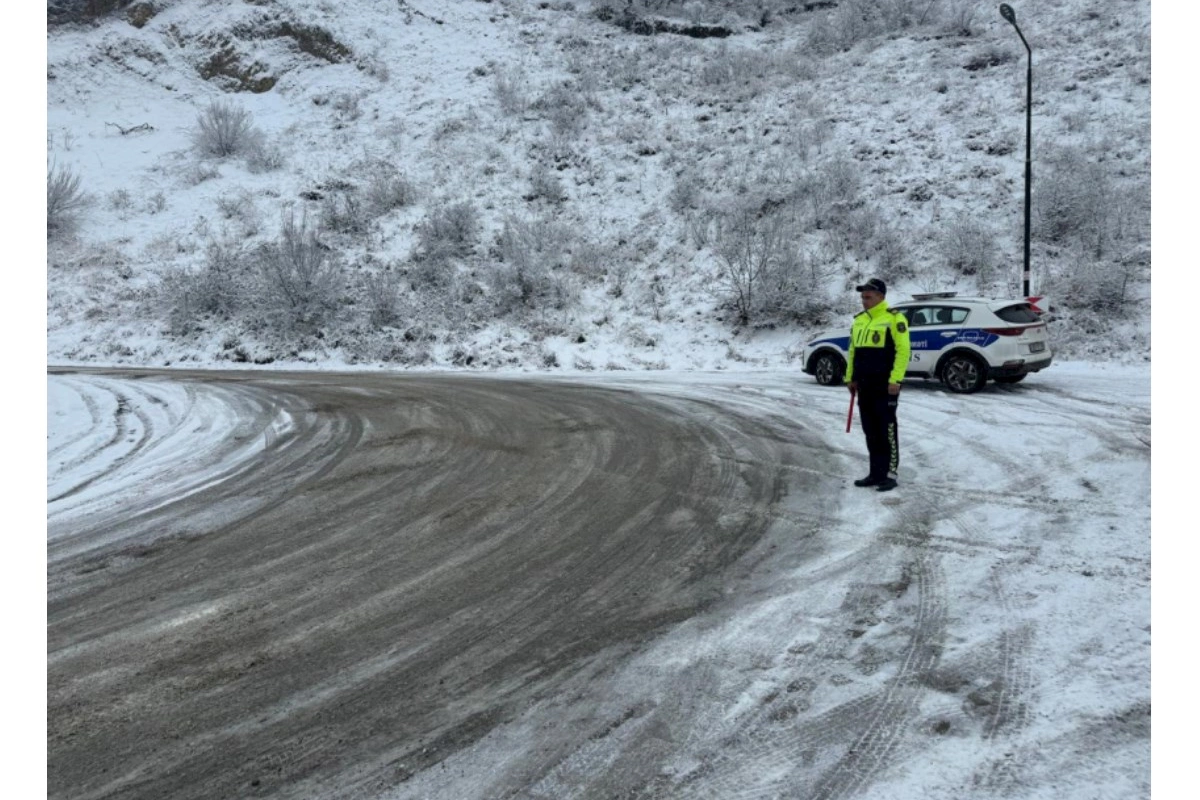 Qarlı hava şəraitinə görə polis hərəkətə keçdi — FOTOLAR