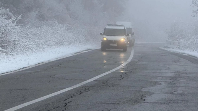 Qarlı hava şəraitinə görə polis hərəkətə keçdi — FOTOLAR Qarlı hava şəraitinə görə polis hərəkətə keçdi — FOTOLAR