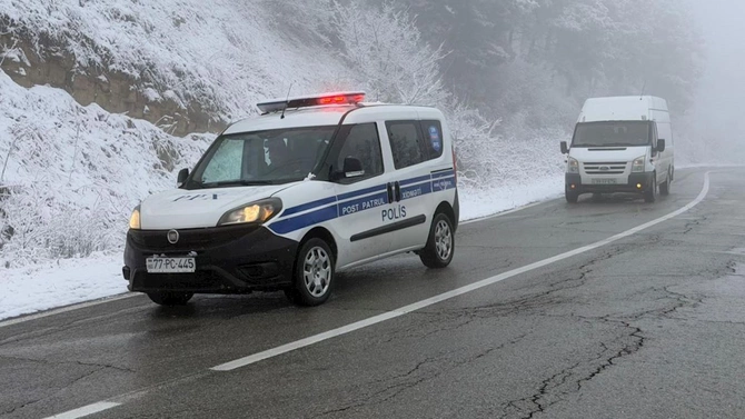 Qarlı hava şəraitinə görə polis hərəkətə keçdi — FOTOLAR Qarlı hava şəraitinə görə polis hərəkətə keçdi — FOTOLAR