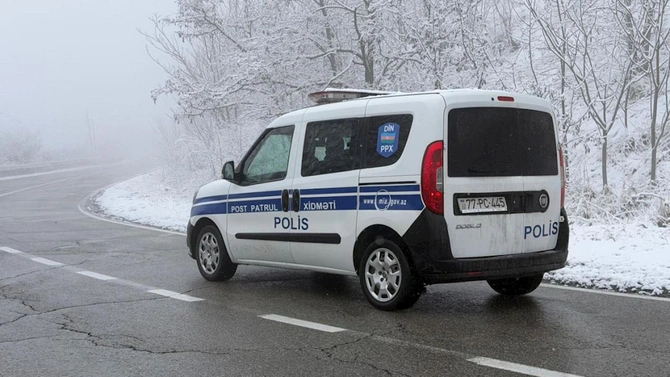 Qarlı hava şəraitinə görə polis hərəkətə keçdi — FOTOLAR Qarlı hava şəraitinə görə polis hərəkətə keçdi — FOTOLAR