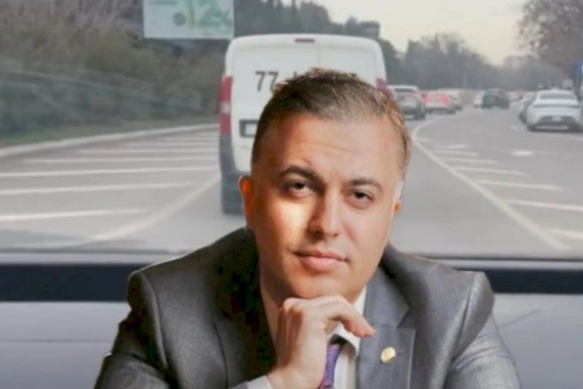 Klarnet ifaçısı tıxaca üsyan etdi: “Bir zolaqlıq yol saxlayıblar”