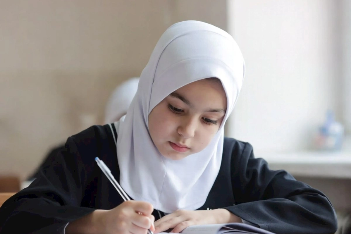 İlahiyyatçıdan valideynlərə çağırış — Məktəbli forması yoxsa dini geyim?