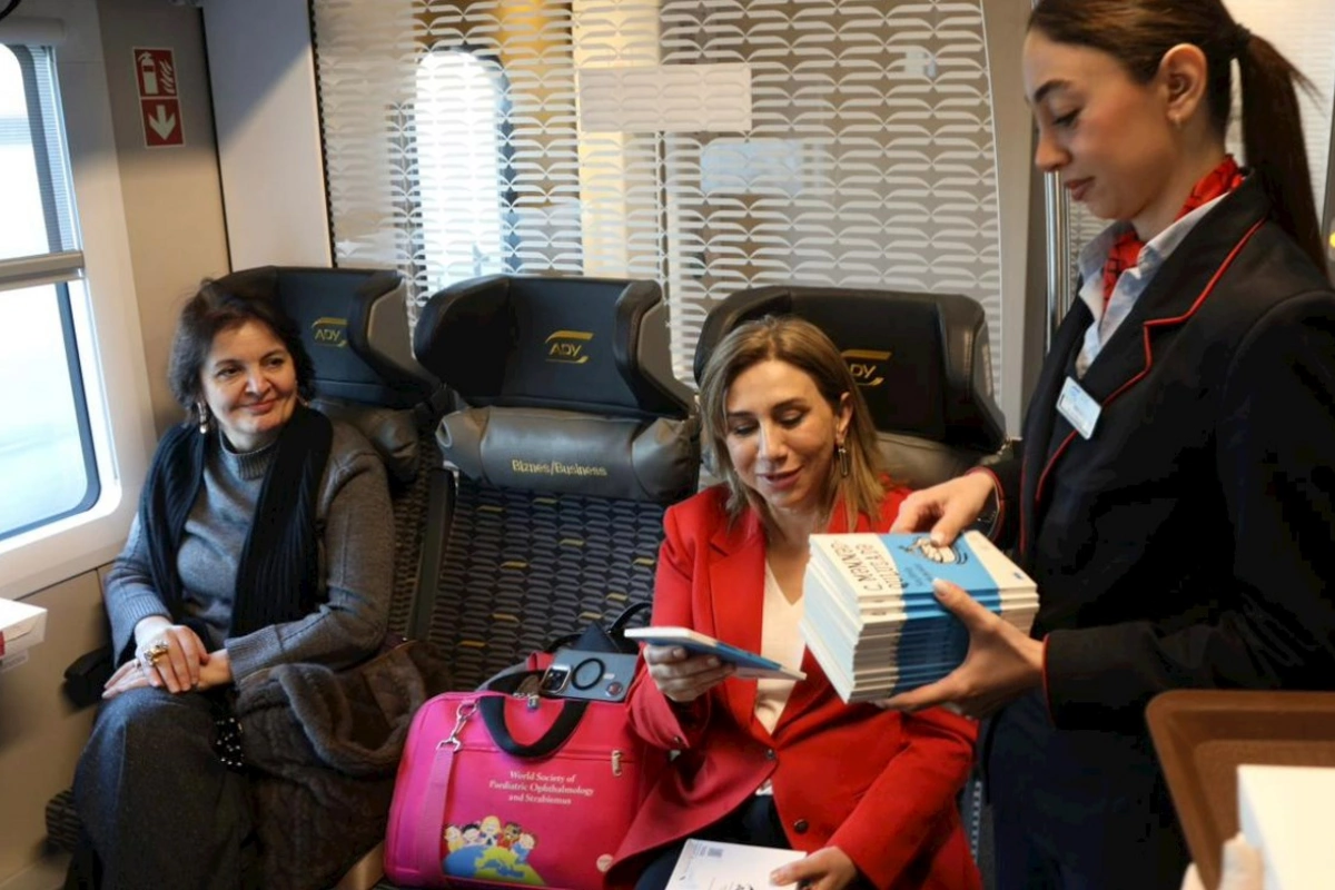 ADY qatarda sərnişinlərə kitab hədiyyə etdi — FOTOLAR