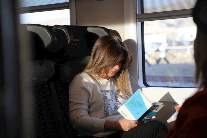 ADY qatarda sərnişinlərə kitab hədiyyə etdi — FOTOLAR