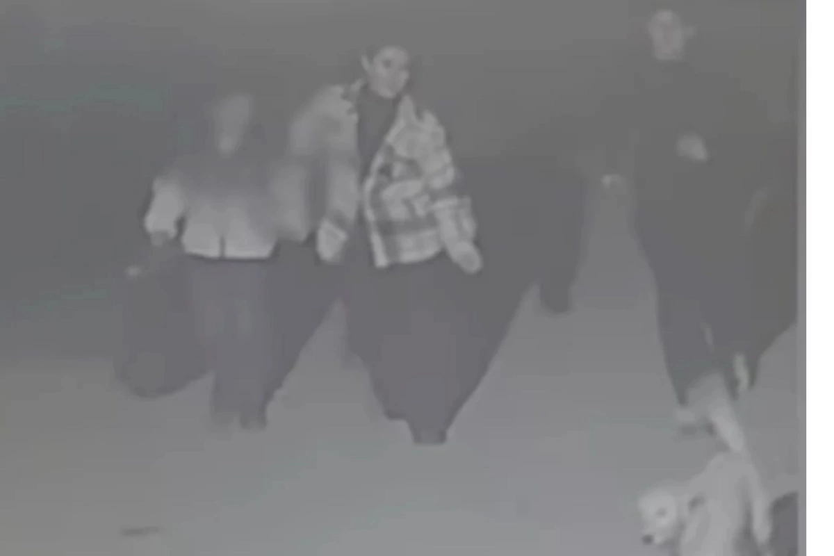 Kameralara baxanda dəhşətə gəldik — Bakıda uşağını küçəyə atan ana axtarılır (VİDEO)