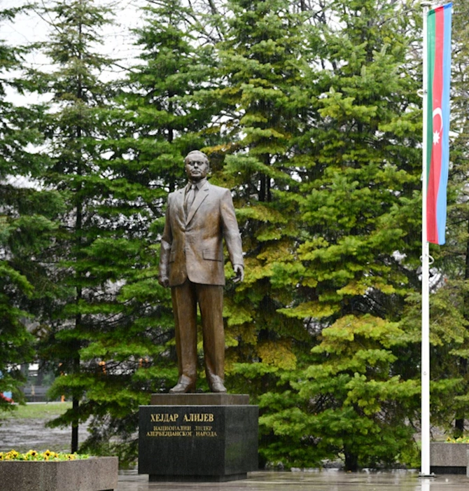 Prezident Belqradda Heydər Əliyevin və Milorad Paviçin abidələrini ziyarət etdi — FOTOLAR