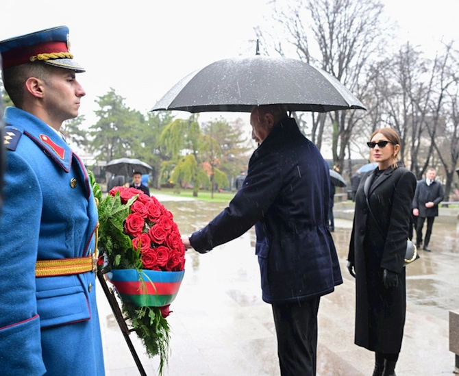 Prezident Belqradda Heydər Əliyevin və Milorad Paviçin abidələrini ziyarət etdi — FOTOLAR