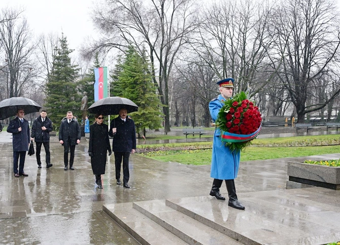 Prezident Belqradda Heydər Əliyevin və Milorad Paviçin abidələrini ziyarət etdi — FOTOLAR