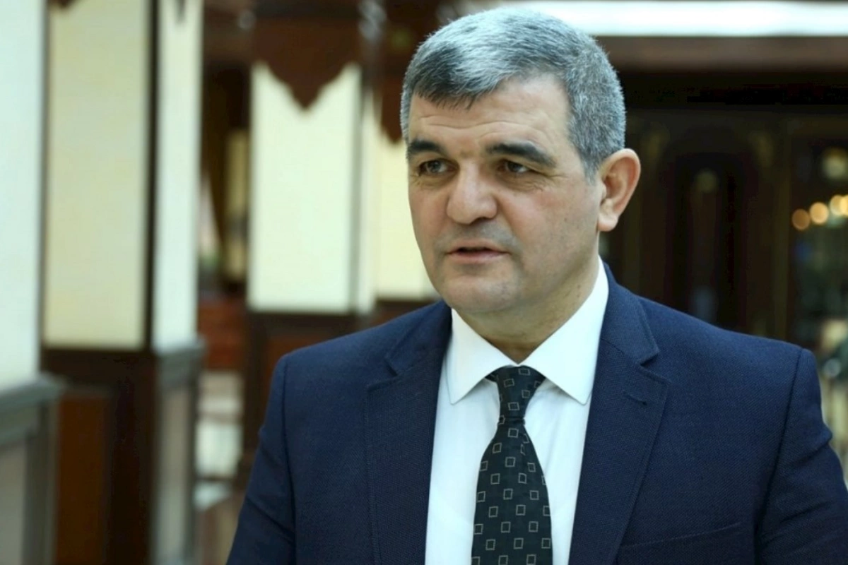 Geyim məktəb mühitində nizam-intizamın elementlərindən biri hesab oluna bilər