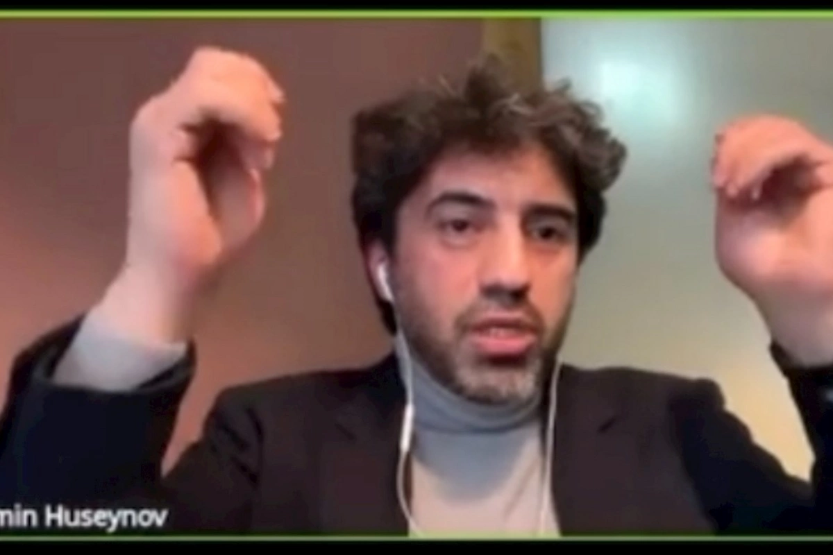 Emin Hüseynov yenə özünü biabır etdi: “Atatürk də qadın paltarı geyinib” — VİDEO